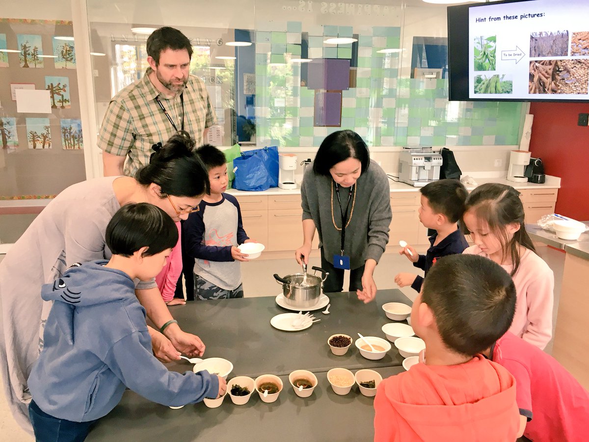 serzinclioglu's tweet photo. Parents teaching our #1stGraders all about #tofu in our #learningkitchen. #hostcountry #china #pdesrocks #saspudong #saschina https://t.co/4b6Gg8namI