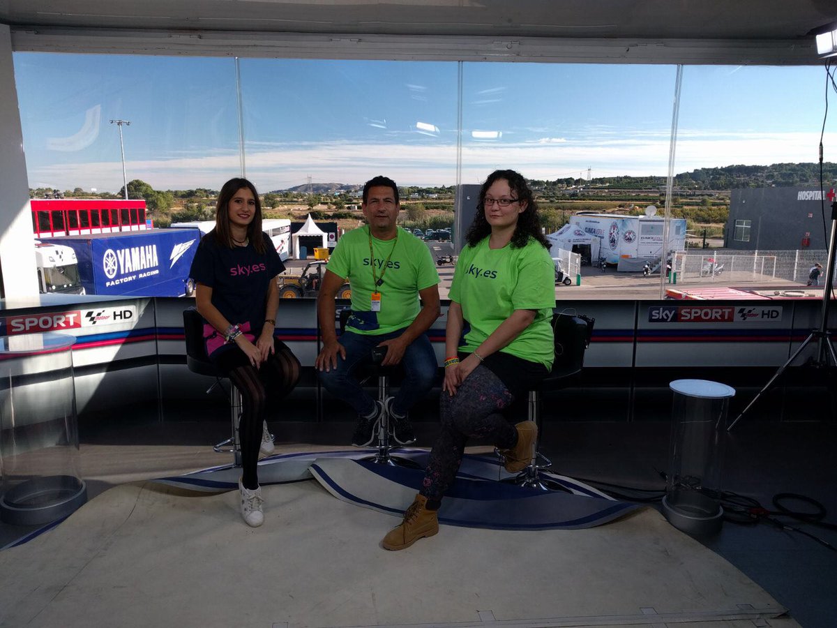 Sky_es's tweet photo. Las ganadoras de nuestro concurso han estado hoy en Cheste, deseando suerte al @SkyRacingTeam. ¡Vamos chicos! #EquipoSkyCheste #ValenciaGP #Finalshowdown https://t.co/URsoR7teMQ