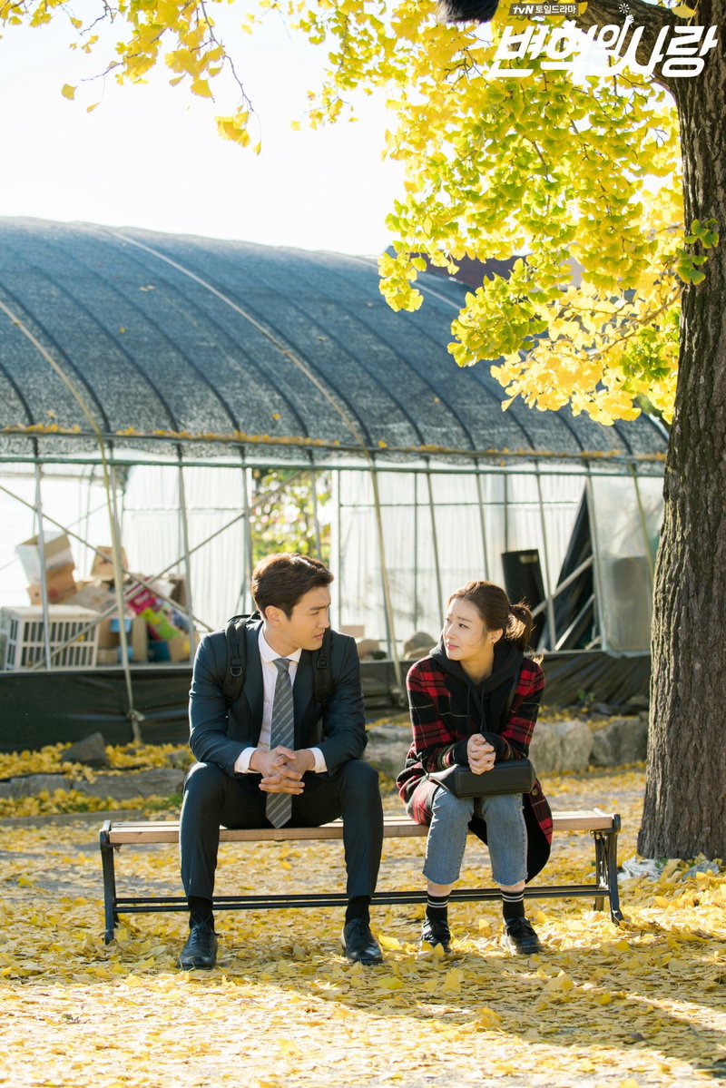SiwonBrazil's tweet photo. [#PIC] 171109 CJnDrama Twitter Update - 
Cenas do drama ‘Revolutionary Love’
scenes from ‘Revolutionary Love’ drama
[v:13elieveSG] https://t.co/JbIqP78oy9