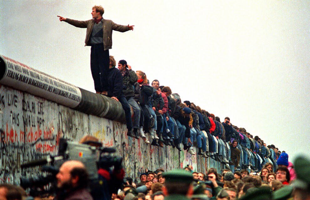 RamonRoyes's tweet photo. Avui fa 28 anys que el poble d l'antiga RDA va tombar el mur de Berlín.Deu mesos abans Honecker havia dit que el mur duraria 100 anys més... https://t.co/ERRhhbilha