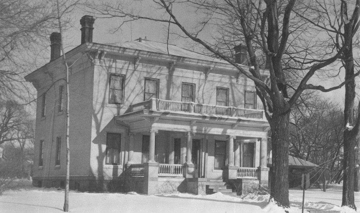 T_ECounselor's tweet photo. #ThrowbackThursdayA good look at Old Reeve Union circa 1951 at @uwoshkosh https://t.co/gaRWoiWWmq