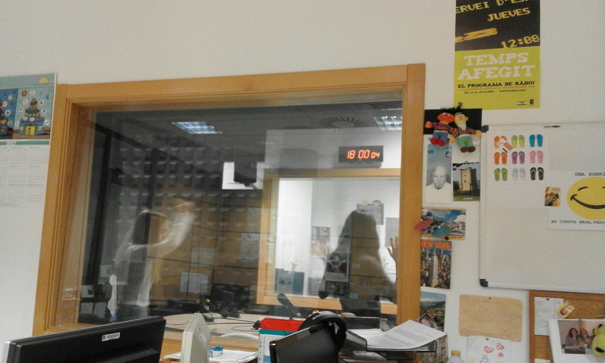 mariajpico's tweet photo. La #ràdio té màgia i @VoxUJIRadio és #LinvingLab #creativitat i #bonrotllo. Riures entre micròfons #PubFiction Balls a l'estudi @culturajove #SomUJI #CampusUJI https://t.co/M5k83vBgZu