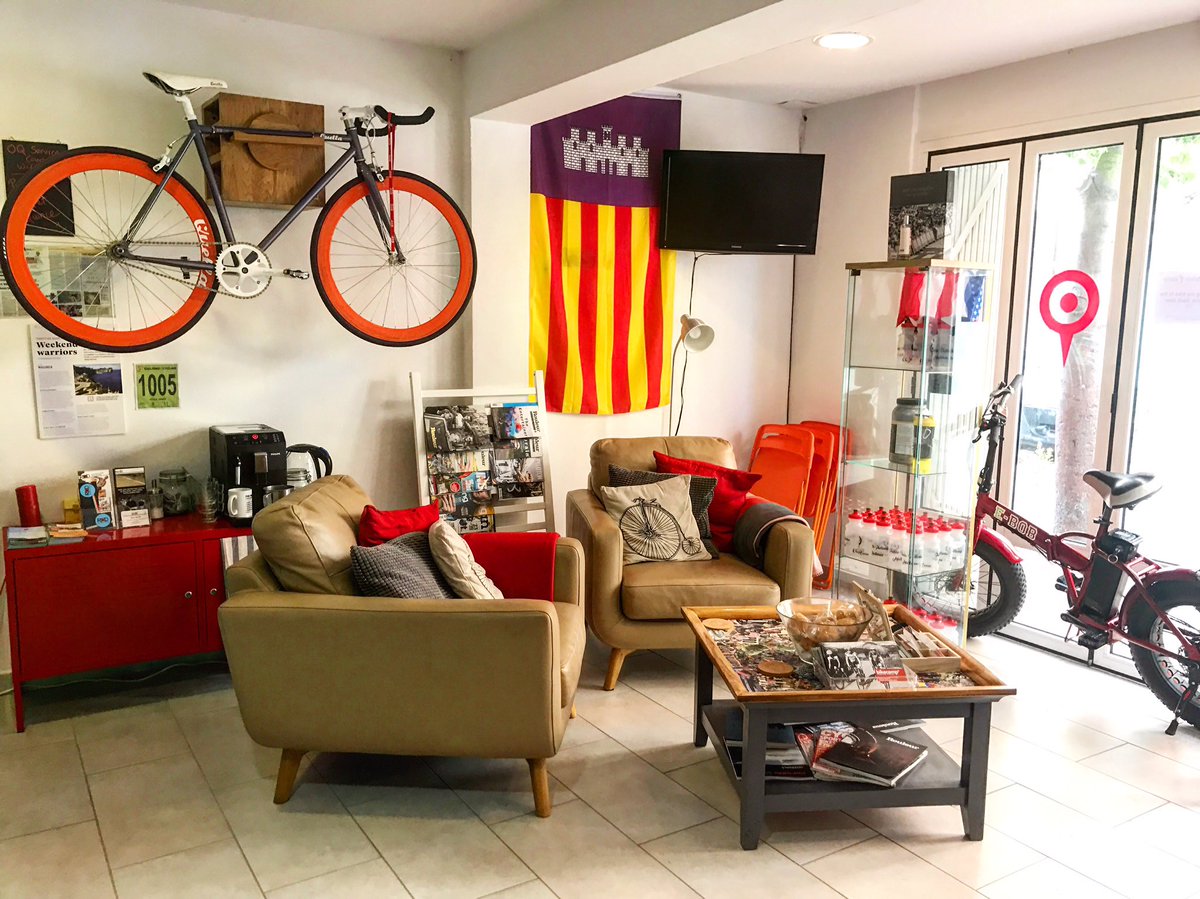 OQServiceCourse's tweet photo. Rainy day outside, warm inside with the coffee machine always on ☺️☕️#OQServiceCourse #cycling #Mallorca #PuertoPollensa #open #winter #bikelife #sports #massage #coffee #SiS #nutrition #clothing https://t.co/i9s6prTYg8