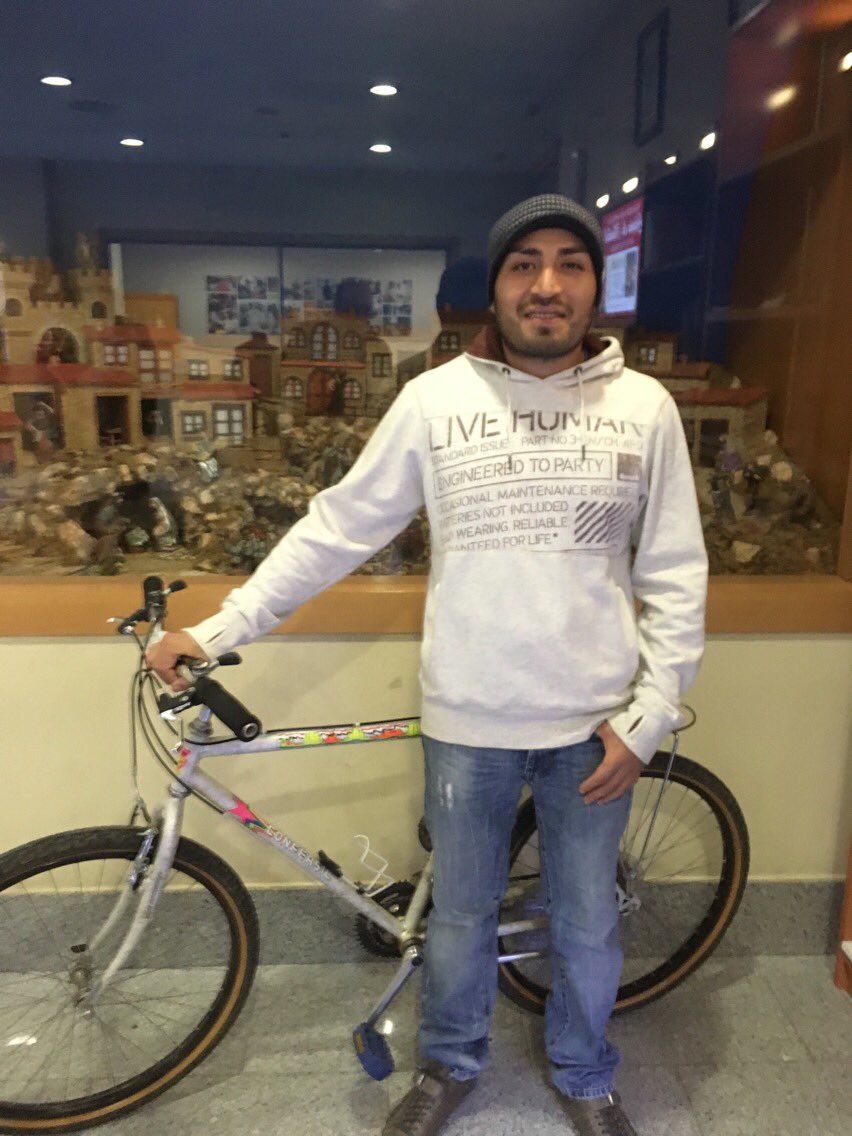 AngelsByBike's tweet photo. J. Manuel es de Ecuador, vive en el Barrio de Benicalap, y trabaja en la recolección de la naranja. Para ir a su trabajo al campo lo recogen temprano en Pexet Alexandre. Nos agradece mucho esta bicicleta ya que le vendrá muy bien! https://t.co/7jVly4z1ud