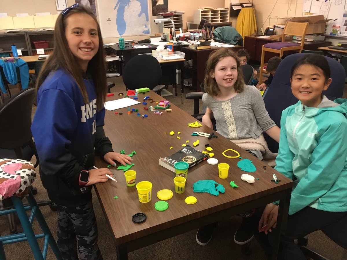 MsDevine111's tweet photo. Legos and play doh make book talks more fun!#SASCompass #heritagelearn https://t.co/nTg2LTAH9z