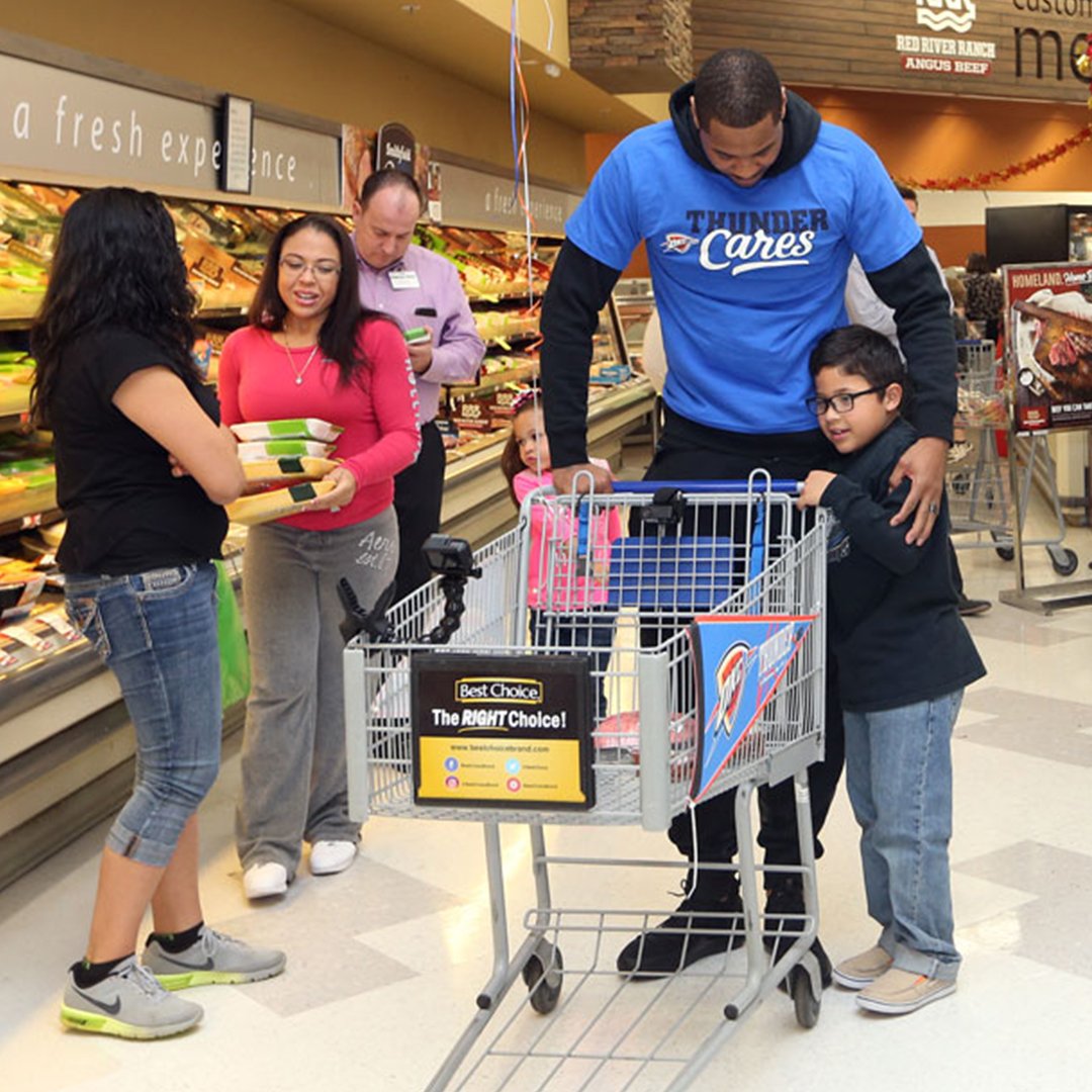 ProsGiveBack's tweet photo. . @carmeloanthony who is always looking to give back to the community, takes a local family grocery shopping @HomelandStores in Oklahoma City. #OKCThunder #nbacares #thundercares #StayMe7o https://t.co/MgemFYOaHO