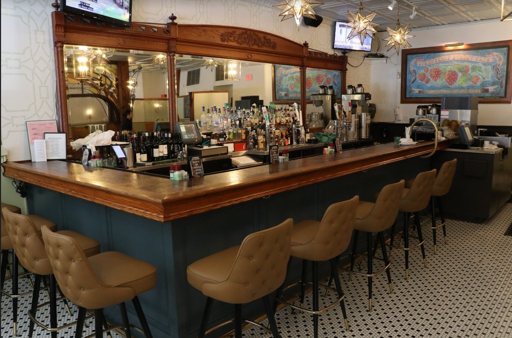 strawstreetcafe's tweet photo. Join us Monday-Friday 4-6:30 pm for #HappyHour featuring our updated look + 1/2 priced drafts!
It's a Fan tradition. #RVAExclusives #RVA https://t.co/IhdgrAcIge