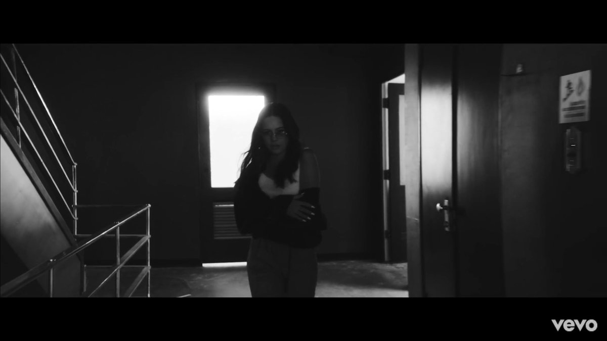 beamiller_ita's tweet photo. Il video ufficiale di ‘Repercussions’ è fuori ORA! #RepercussionsMusicVideo https://t.co/NMZwDeDl2D https://t.co/qV32Md1YUk