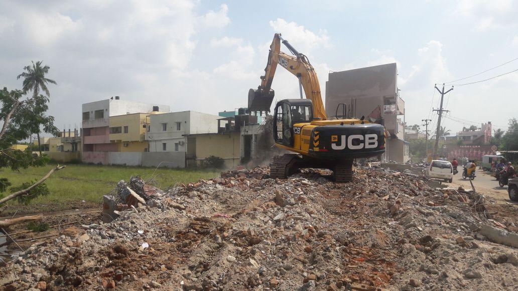 tnsdma's tweet photo. #AmudhaIAS continues to lead #TNGovt efforts in encroachment evictions in narayanapuram eri in kovilambakkam panchayat and manivakkam eri and odai in #Kanchipuram 
Let us join hands for preserving our #naturalresources for arresting #climatechange https://t.co/A1jLNfxpUW