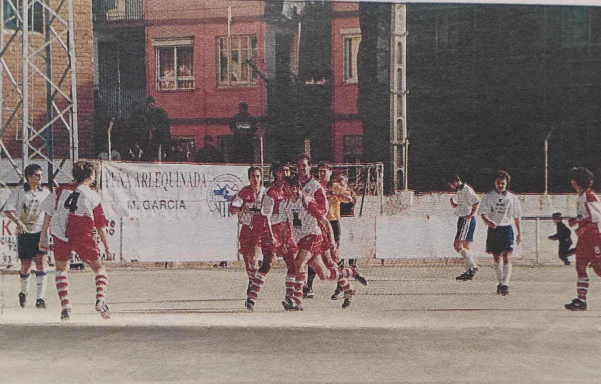 trayectfutbol's tweet photo. Marc Callicó dedicando un gol a su padre fallecido
@cepremiademar 2 @CESabadell 2
#ces9900 https://t.co/cT46kckCIy
