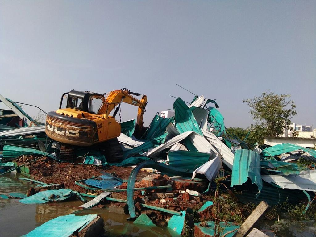 tnsdma's tweet photo. #AmudhaIAS continues to lead #TNGovt efforts in encroachment evictions in narayanapuram eri in kovilambakkam panchayat and manivakkam eri and odai in #Kanchipuram 
Let us join hands for preserving our #naturalresources for arresting #climatechange https://t.co/A1jLNfxpUW