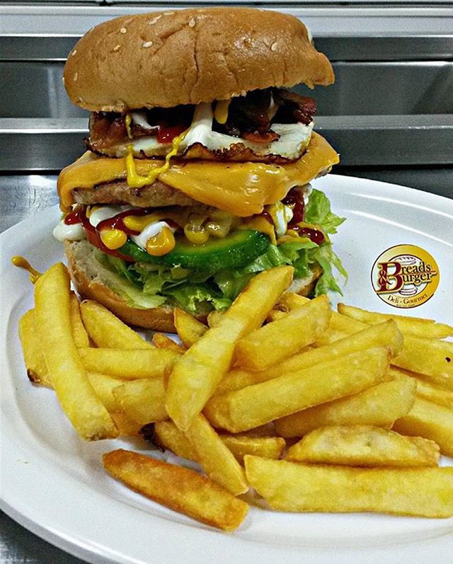 PanamaExtrema's tweet photo. Así también se almuerza, con una deliciosa hamburguesa como ésta! Buen provecho para todos! #breadsandburger @breadsandburger https://t.co/MmrpXbUfZn https://t.co/4bapbwgf6r