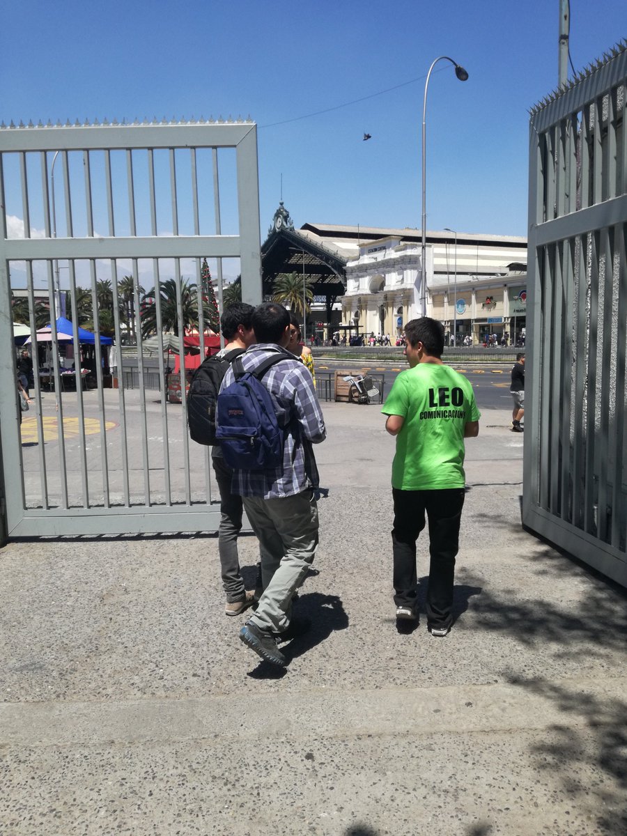 LEO_UDESANTIAGO's tweet photo. En estos instantes se realiza una intervención comunicaciones en el frontis de la Usach, con el fin de difundir el gran simposio que se nos viene !! https://t.co/w0txDgMNZI