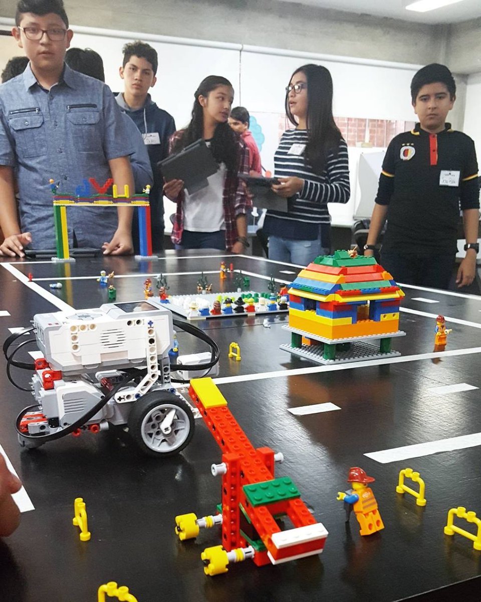 uvggt's tweet photo. Aprendiendo a diseñar, construir y programar un robot EV3 #STEMDay #uvgmaker #uvginnovation #poweredbyasha @USAIDASHA1 @USAIDGuate https://t.co/bm9b3wI2Dt