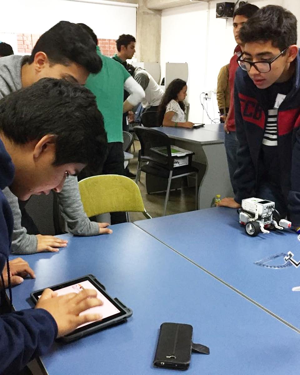 uvggt's tweet photo. Aprendiendo a diseñar, construir y programar un robot EV3 #STEMDay #uvgmaker #uvginnovation #poweredbyasha @USAIDASHA1 @USAIDGuate https://t.co/bm9b3wI2Dt