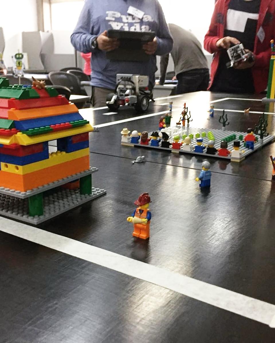 uvggt's tweet photo. Aprendiendo a diseñar, construir y programar un robot EV3 #STEMDay #uvgmaker #uvginnovation #poweredbyasha @USAIDASHA1 @USAIDGuate https://t.co/bm9b3wI2Dt