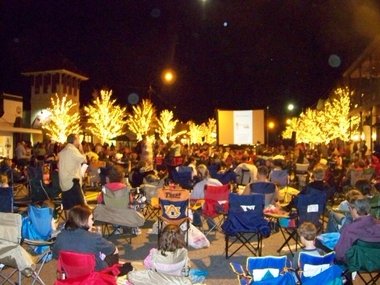AwayAtTheBay's tweet photo. Fairhope's 8th Annual Movie in the Streets takes place on Saturday November 18 on Fairhope Avenue at 6:30 p.m. #FamilyFun https://t.co/bxGyWIEHye