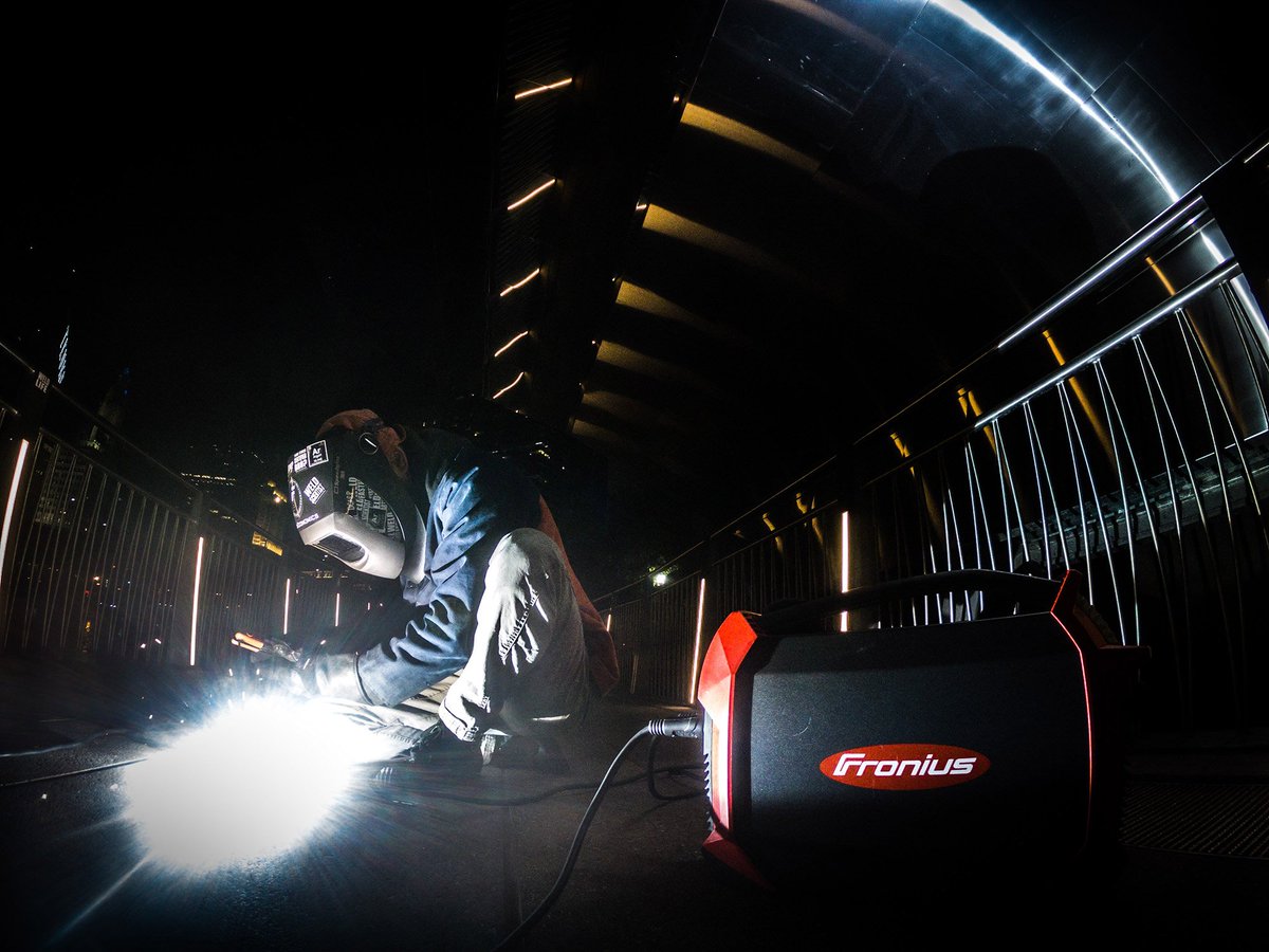 froniuswelding's tweet photo. Weld truly anywhere with #AccuPocket
#Fronius #perfectwelding
Thanks to Nate Bowman @weldeconomics for this awesome night shot! https://t.co/fPWv4OZwXD