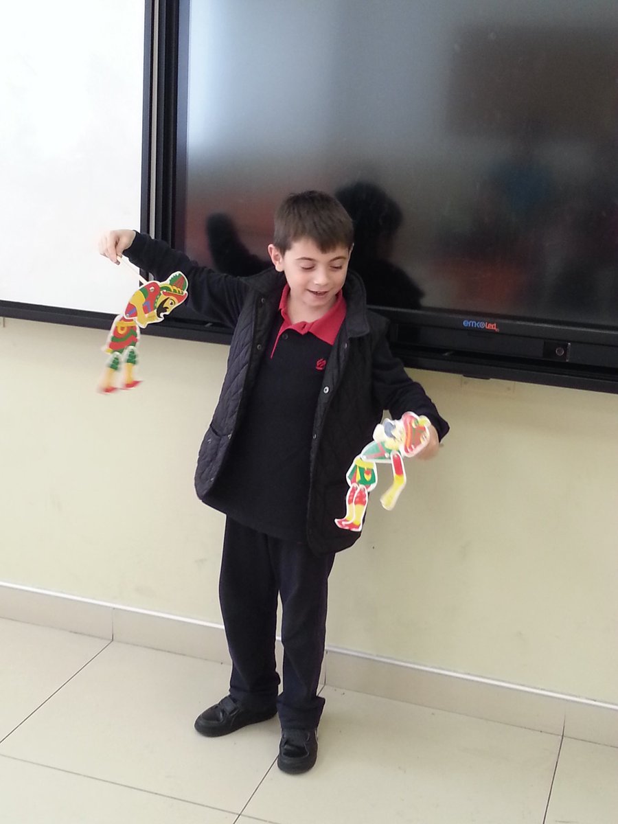 FGebedek's tweet photo. Gonullu yapilan etkinliklere her zaman acigiz. Ogrencimizin sinif arkadaslarina Hacivat ile Karagoz gosterisi. Tebrikler... @beylikduzuSFK https://t.co/SvdozwMyM2