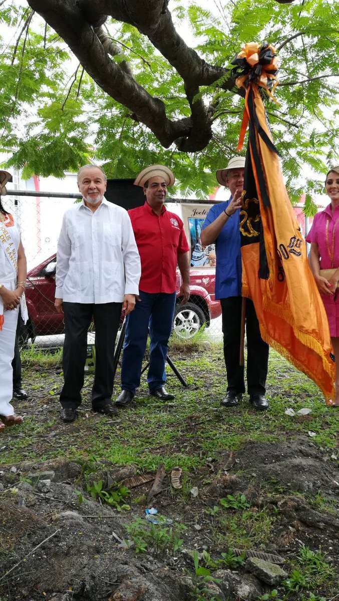 asambleapa's tweet photo. HD @LuisEQuiros recibe bandera en calidad de abanderado de los actos de mañana 10 de noviembre, por parte de la Asociación de Santeños residentes en Juan Díaz #VivaPanamá https://t.co/M7V8NJwljW