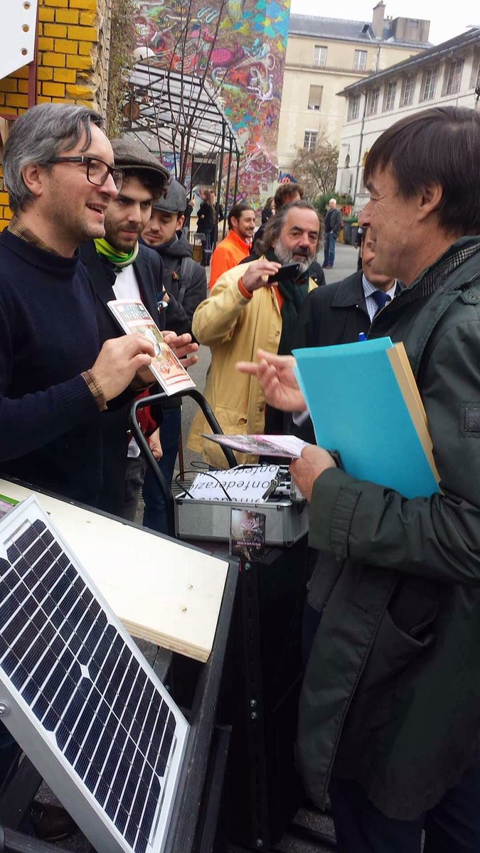 paleoenergie's tweet photo. #happy: speech @solarsoundsystm + @paleoenergie avec @N_Hulot qui interessé reçoit le PaleoBook1 sur le #solarprinter #Mouchot 1882 à Paris https://t.co/XWNstLxuHg