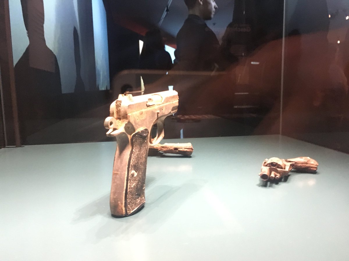 HistMuseumBs's tweet photo. Gefundene Waffen gehen immer direkt zur Polizei!  #tweevening https://t.co/x7FTGnrspN