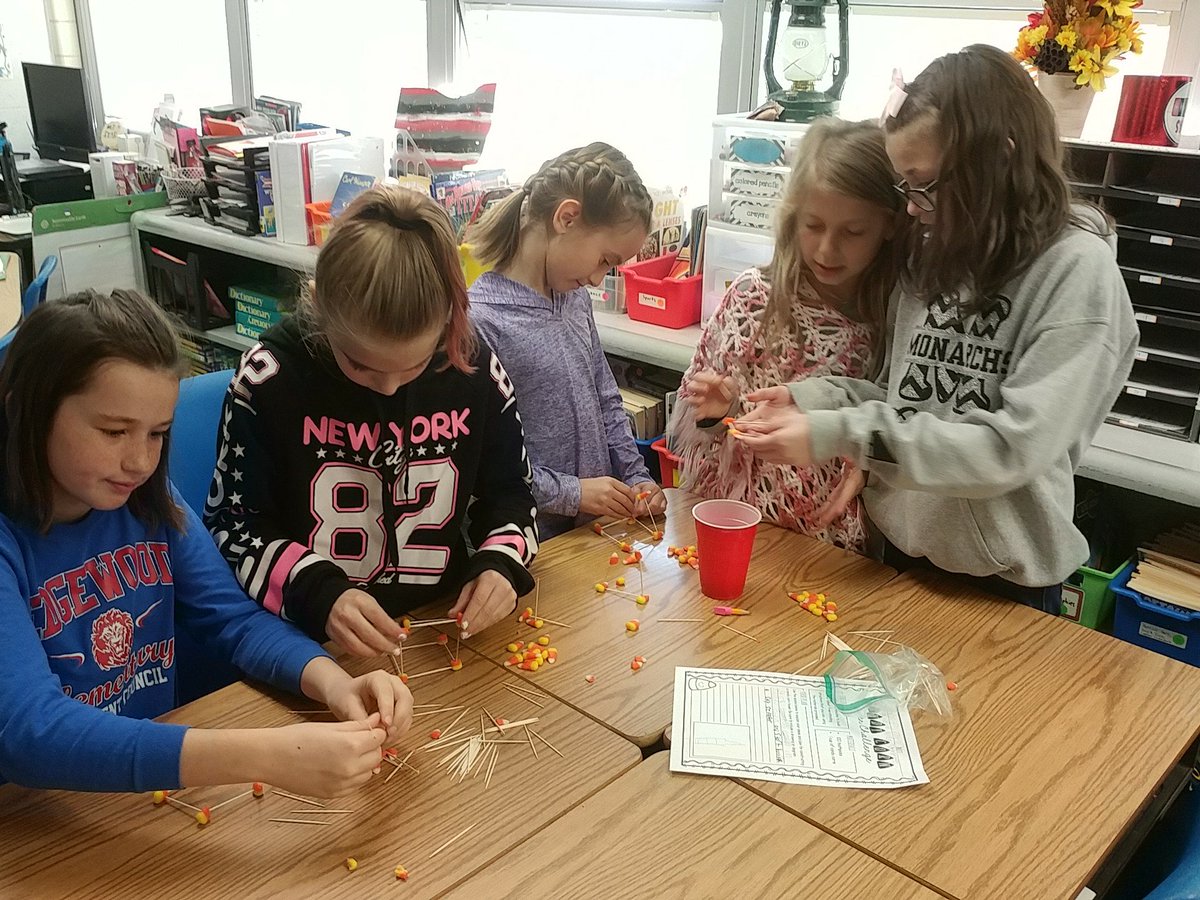 SyarAustin's tweet photo. Candy corn STEM challenge! 
#MakeItHappen 
@Edgewood_ES https://t.co/LLMt1zAFkI