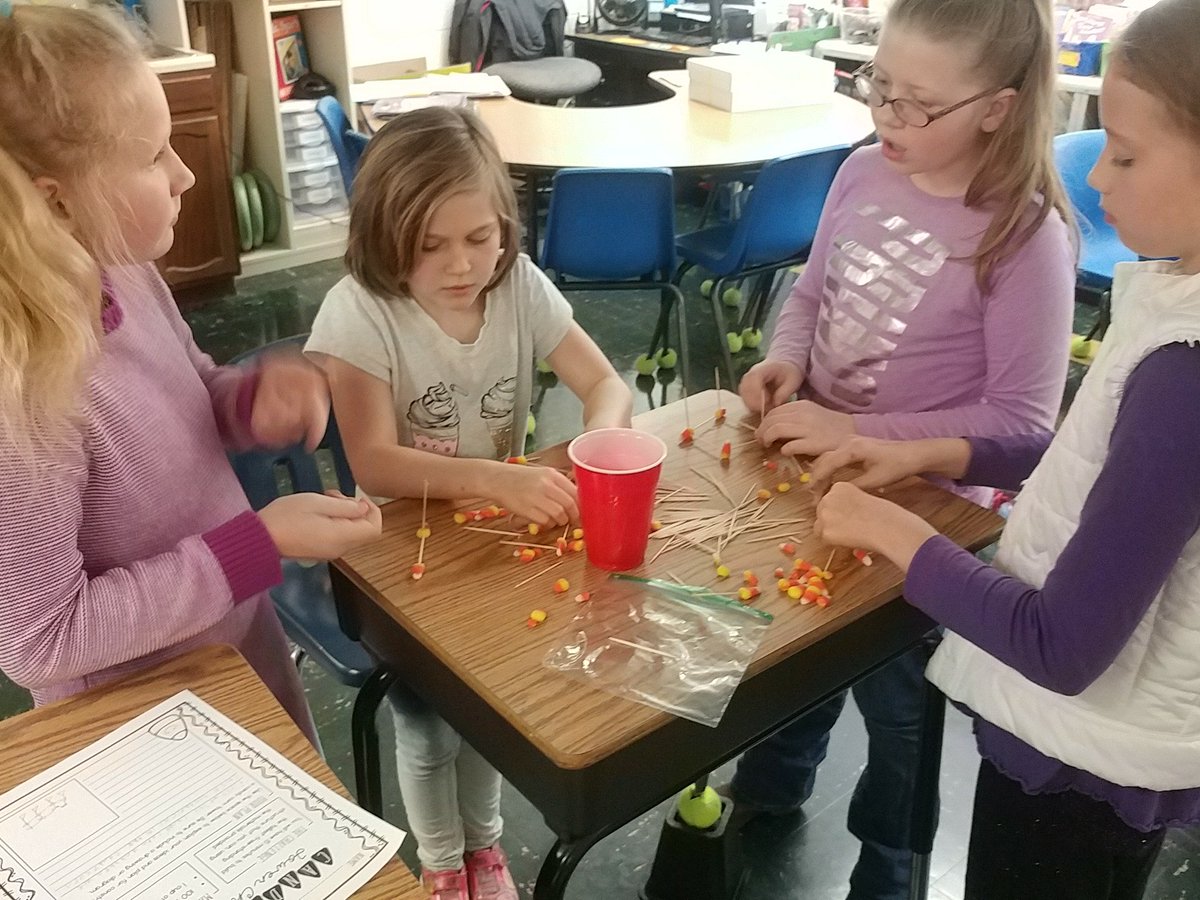 SyarAustin's tweet photo. Candy corn STEM challenge! 
#MakeItHappen 
@Edgewood_ES https://t.co/LLMt1zAFkI