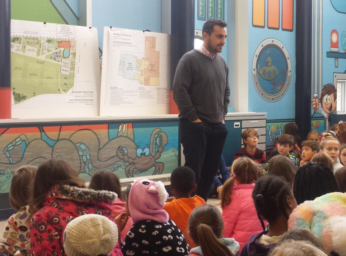 melriley15's tweet photo. Apprentissage en profondeur à Bernard-Grandmaître. Les élèves discutent avec le conseiller municipal Michael Qaqish pour le développement du planchodrome à Riverside Sud. Quel engagement! #cecce #apprentissageenprofondeur @ohmaykr @EugenieCongi @NewPedagogies https://t.co/CwmoZB4lrp