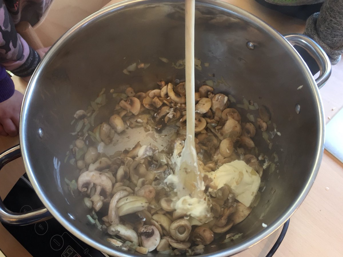 Storkschool's tweet photo. Van Wouter Kabouter kregen we een recept voor champignonsoep. Samen zijn we gaan koken en mmm wat was dat lekker!#groep2 #herfst #klassepret https://t.co/BX8etpUYzq