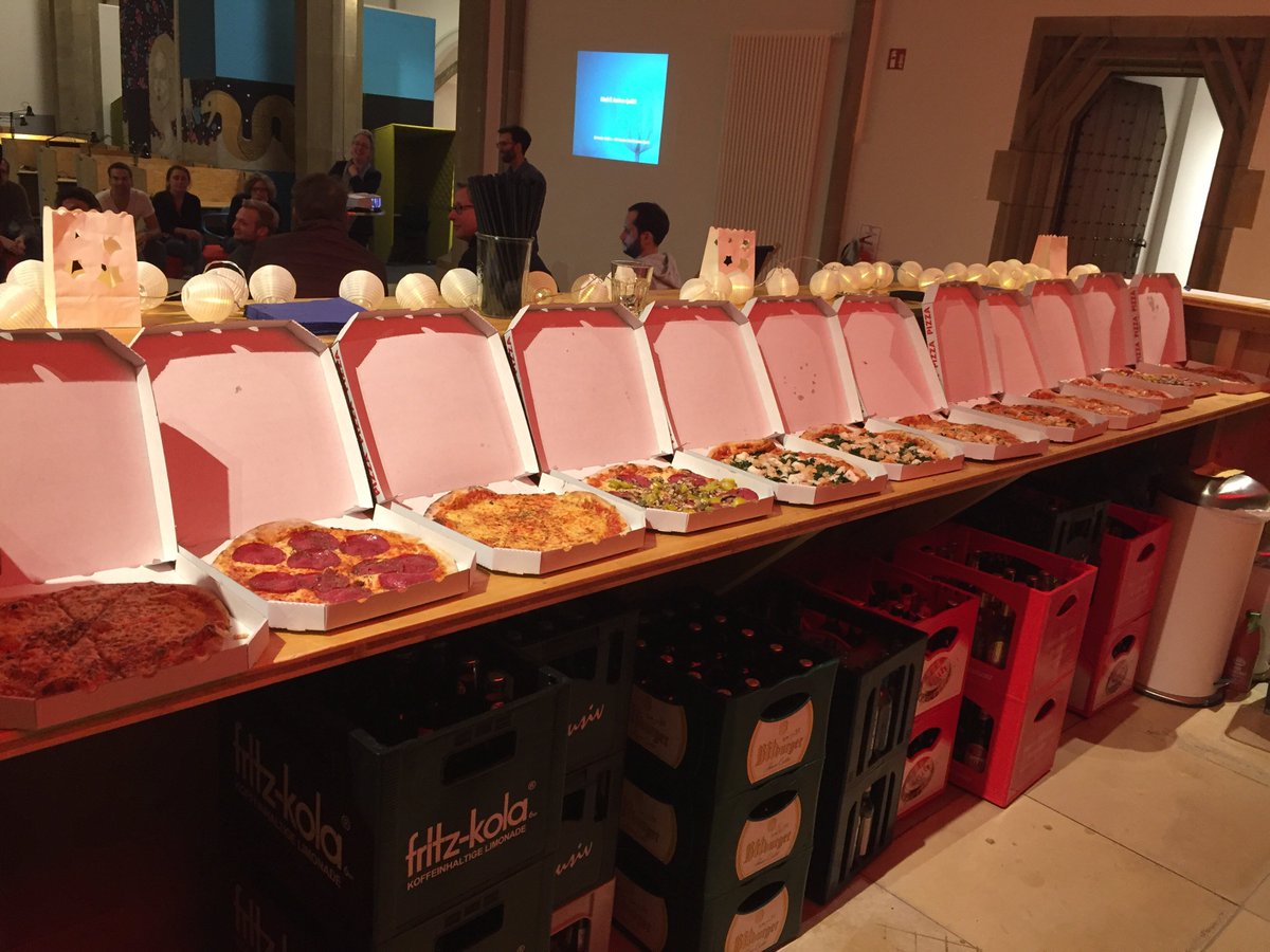 digitalHUBac's tweet image. Gerade Mitglieder- #ComeTogether bei Pizza und Impuls von Alex Stoffers #ModellAachen zum Thema #Vertriebsdokumentation im #digitalHUBac #AachenDigital