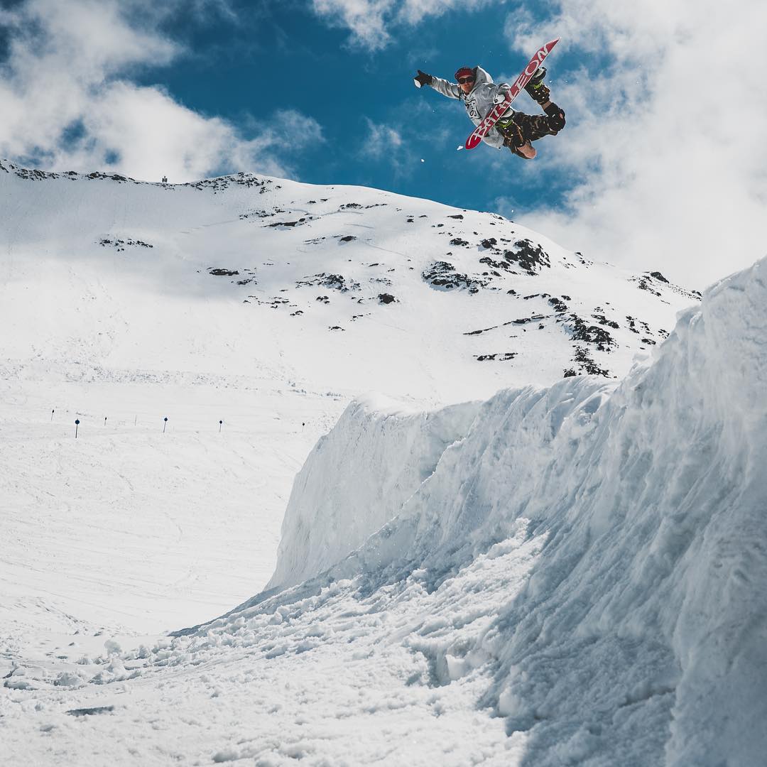fahrenheitAI's tweet photo. The #snowboardinglife is all about the fullsend in the backcountry so wax it up and head for the mountains.
Credit to uncle_stankys_dank_wax https://t.co/y0pvW74dQF