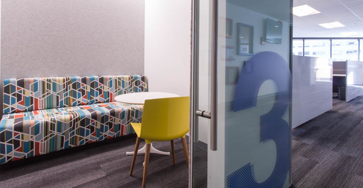 CreativeWoodCW's tweet photo. When outfitting a tight space, bright colors make a great impact. Our snazzy banquette really packs a punch with this bold fabric. #design https://t.co/jMFCCGl2Lg
