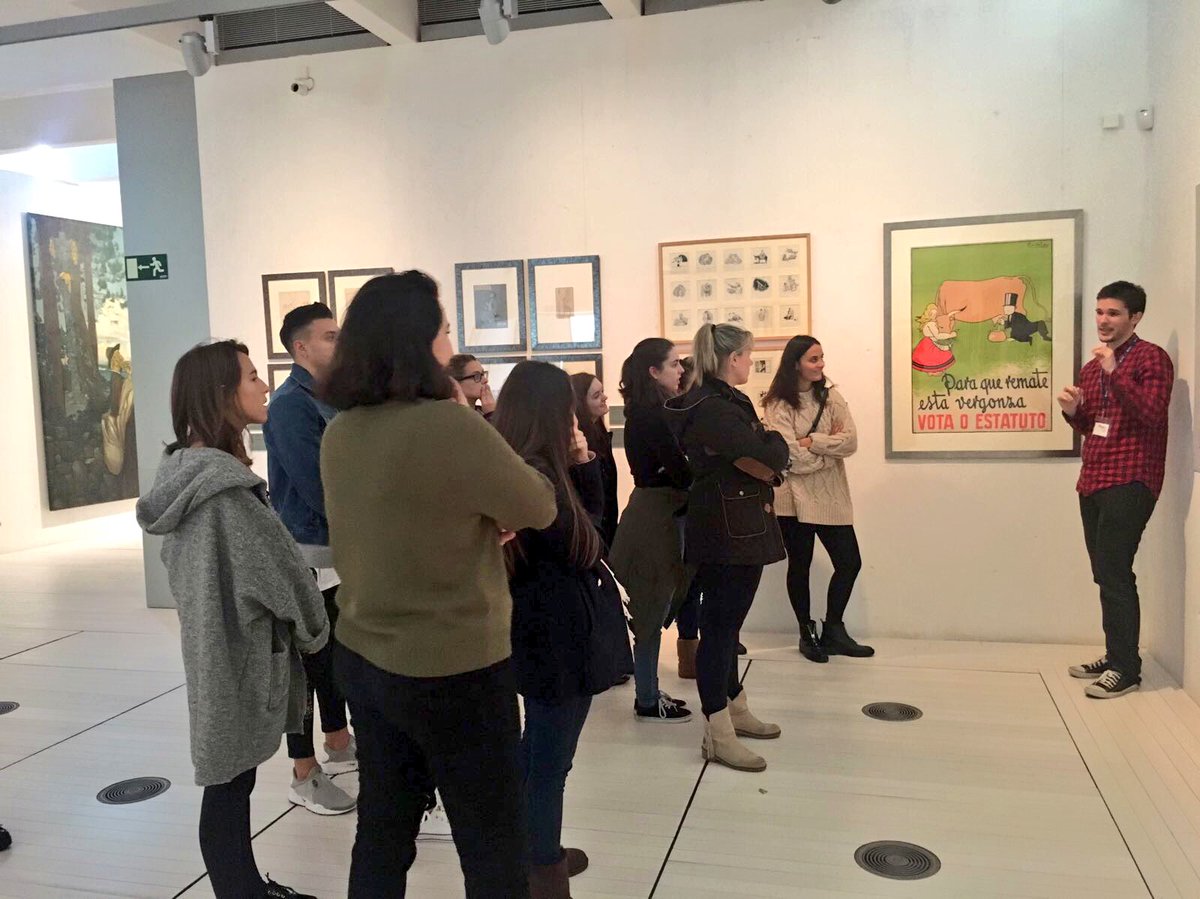 CarlosOrozaCIFP's tweet photo. O grupo de 1 #CSGUIAS visitando sala da prehistoria no Museo de #Pontevedra
O noso alumno Iván facendo as prácticas de #FCT ensina unha parte do museo ao grupo.
#aprenderfacendo #FP https://t.co/yCR4CZGJQT