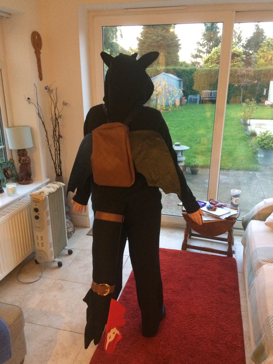 master_pidge's tweet photo. It's finally done! My toothless cosplay made by my friend @Vickysim02. It's a masterpiece! https://t.co/Do7j88PbkZ
