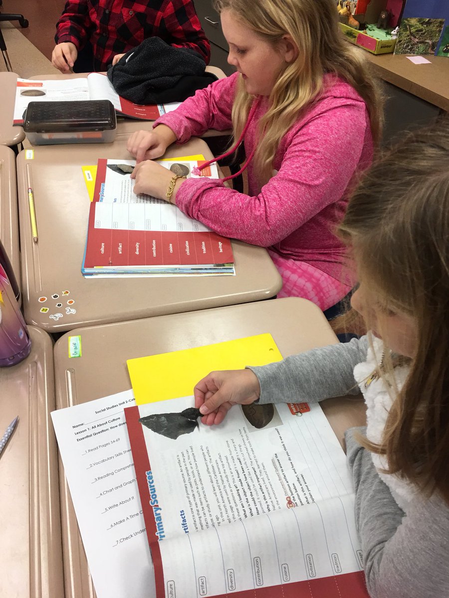 3rd Ss checking out artifacts during social studies. <a href="/GrandviewES/">Grandview School</a>