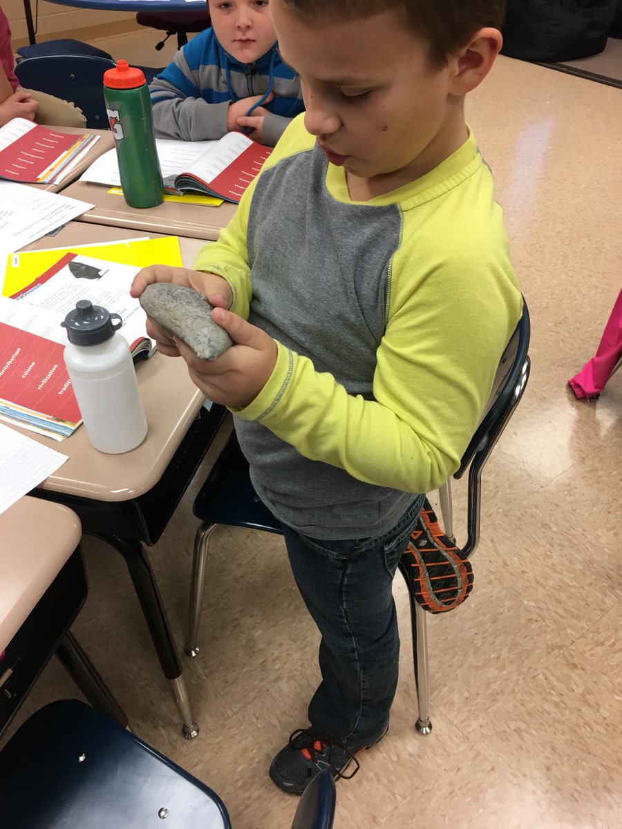 FoxGixs's tweet photo. 3rd Ss checking out artifacts during social studies. @GrandviewES https://t.co/NRdNnvAIFC