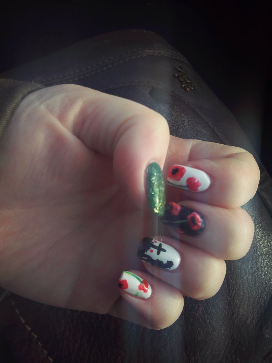 Beautiful armistice day nails 😍 <a href="/PoppyLegion/">Royal British Legion</a>  #armisiticeday
