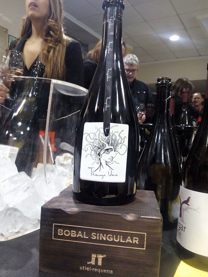 pagodetharsys's tweet photo. Nuestro #BobalSingular  #TharsysUnico ha sido uno de los vinos referentes en #ForoBobal @DOUtielRequena de hoy y será uno de los #vinos que cataremos en la #WineAcademy del próximo sábado. ¿Te lo vas a perder ? Última plazas ☎️  96 230 33 54 bodega@pagodetharsys.com https://t.co/pvtScUNZ8O
