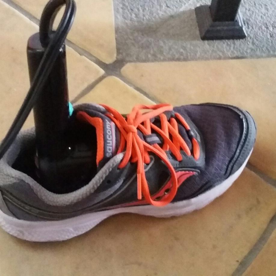 TravelLikeAmber's tweet photo. Get caught in the rain...no problemo! #soaker #bigpuddle  #shoedryer #wetrunners #shoes #airdry #gettingcreative #dryfasterplease https://t.co/9BRlp89YX2