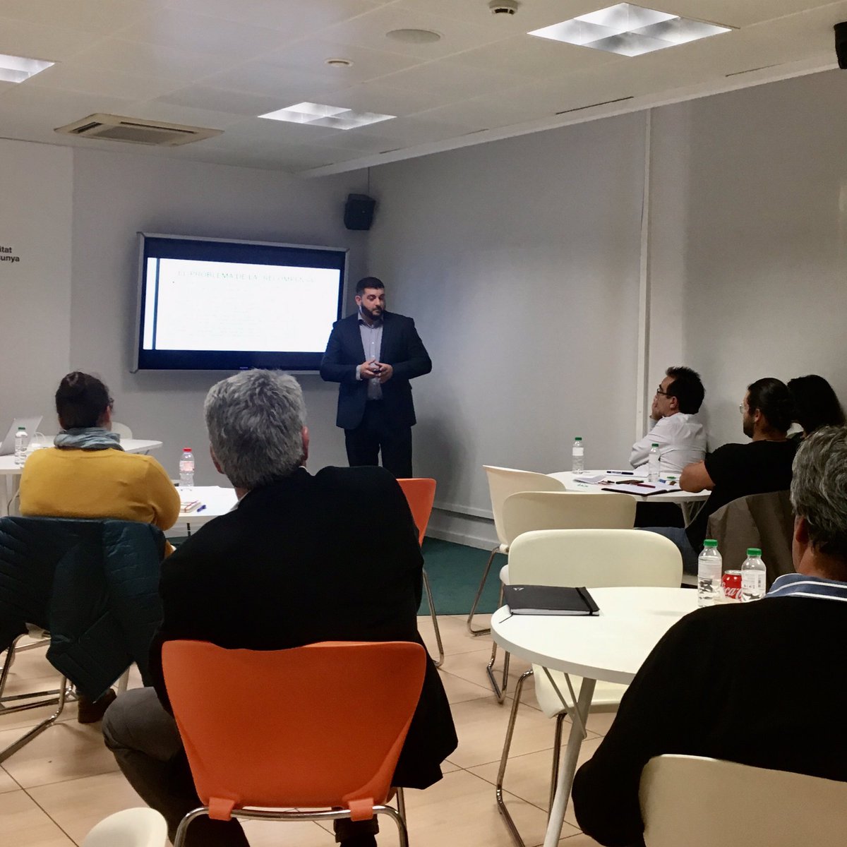 crowddays's tweet photo. Y como traca final @LegalCrowd_es  explicándonos la #legalidad del #crowdfunding. 🤓🤓🤓 #CrowdDaysBCN https://t.co/qk4vyWsuCL