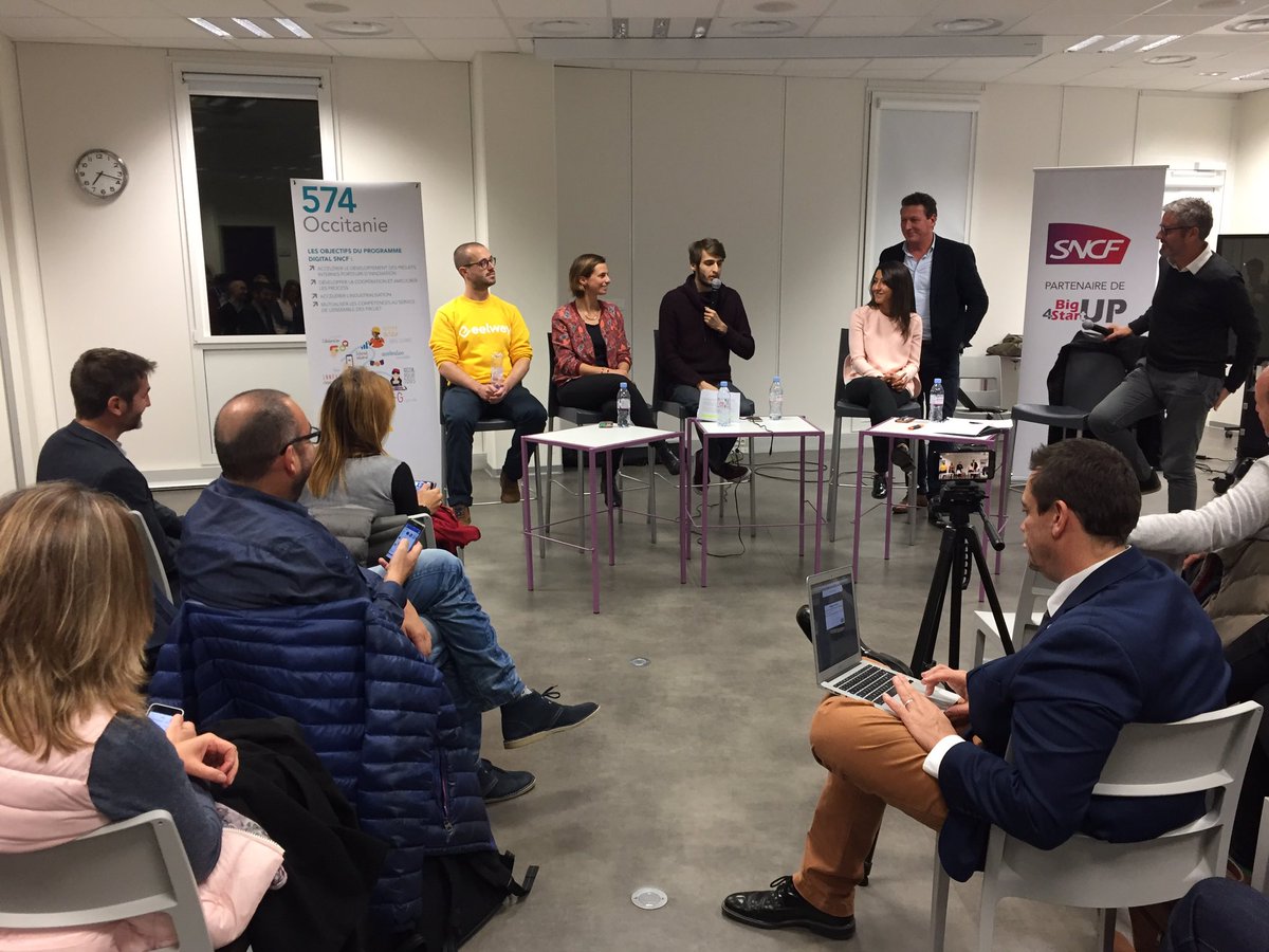 SNCFNumerique's tweet photo. Rencontre et échanges entre le vainqueur du #HackTonTER et @Dleborgnesncf #MeetUpSNCF https://t.co/hbzKMbCcNl