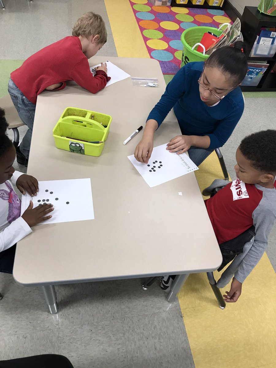 MrsBisher's tweet photo. Peer helpers working with @jillmtissue K during #gatehsv #talentdevelopment @MLKBulldogs @Graham_Wendy @HSVk12 https://t.co/oyxqleozTG