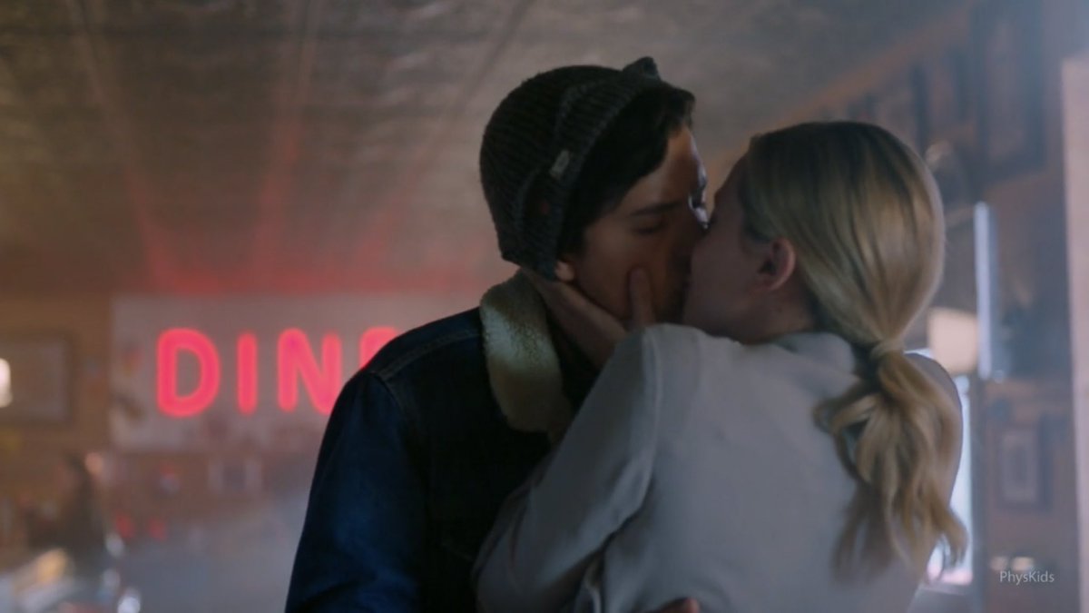 bim402's tweet photo. ну так нельзя, ребят, за что?!😭💔 #riverdale #ривердейл https://t.co/dZfryEptYh