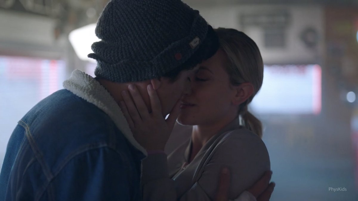 bim402's tweet photo. ну так нельзя, ребят, за что?!😭💔 #riverdale #ривердейл https://t.co/dZfryEptYh