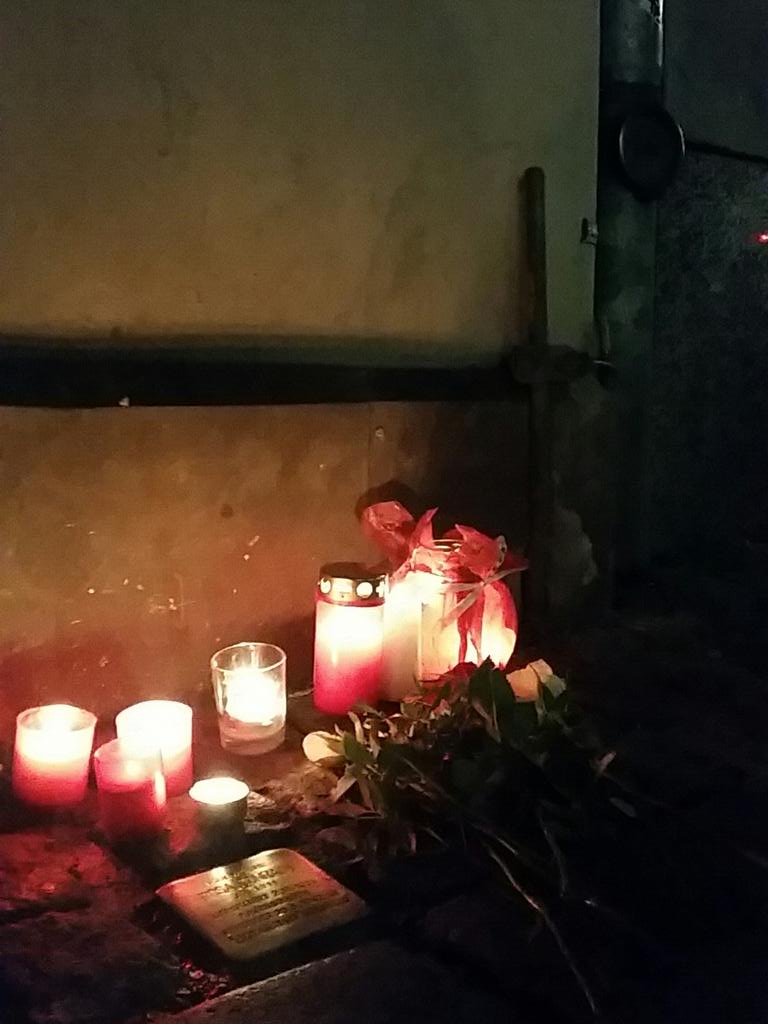 jackpotblume's tweet photo. #gegendasvergessen #dd0911 #nov9 Der Rundgang ist nun am ersten Stolperstein von Rosa Conradi angekommen. https://t.co/2VNPjYqh9j