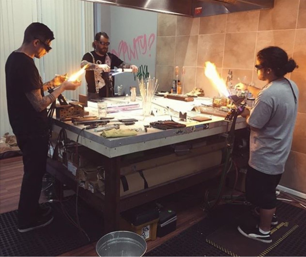 AaronUGlass's tweet photo. throwback to last year when I got the opportunity to share a table and make a fun little piece with @jdmaplesden & @j_opdenaker_jop, good times, mad respect for both these dudes
#aaronuglass #TBT #jdmaplesden #jopglass #bestofglass #art #collaboration #glassart #ilovemyjob https://t.co/PudRJxsClB