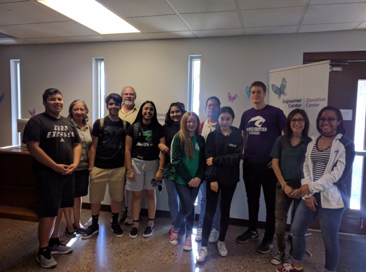 PhxChristian's tweet photo. More pictures from #PCServeDay ! PC students helped clean, sort, and hang clothes at @SojournerCenter https://t.co/dpT7iYW4G0