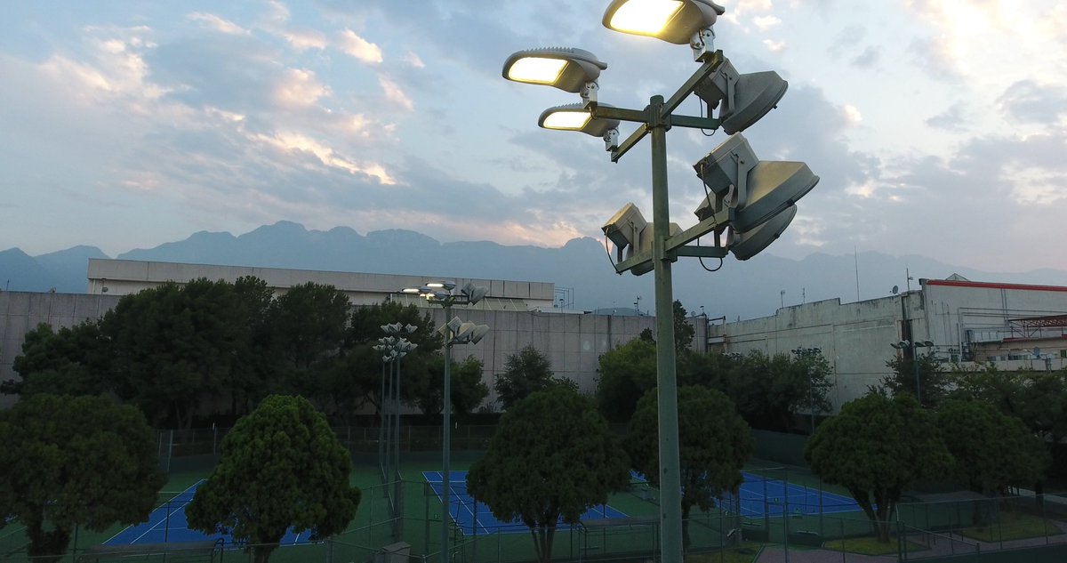 Ilumtotal's tweet photo. Iluminación Cancha muestra Deportivo San Agustín. #lightingdesign #lighting #sportslighting #faelluce #tennis #Ito https://t.co/La3SMo6f21