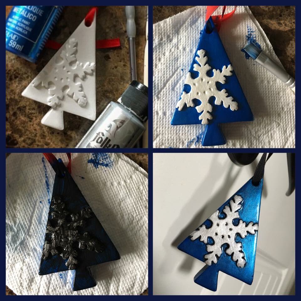 GitanaCaliente's tweet photo. Some Christmas Crafting ❄️💙❄️ https://t.co/PowH229pOq